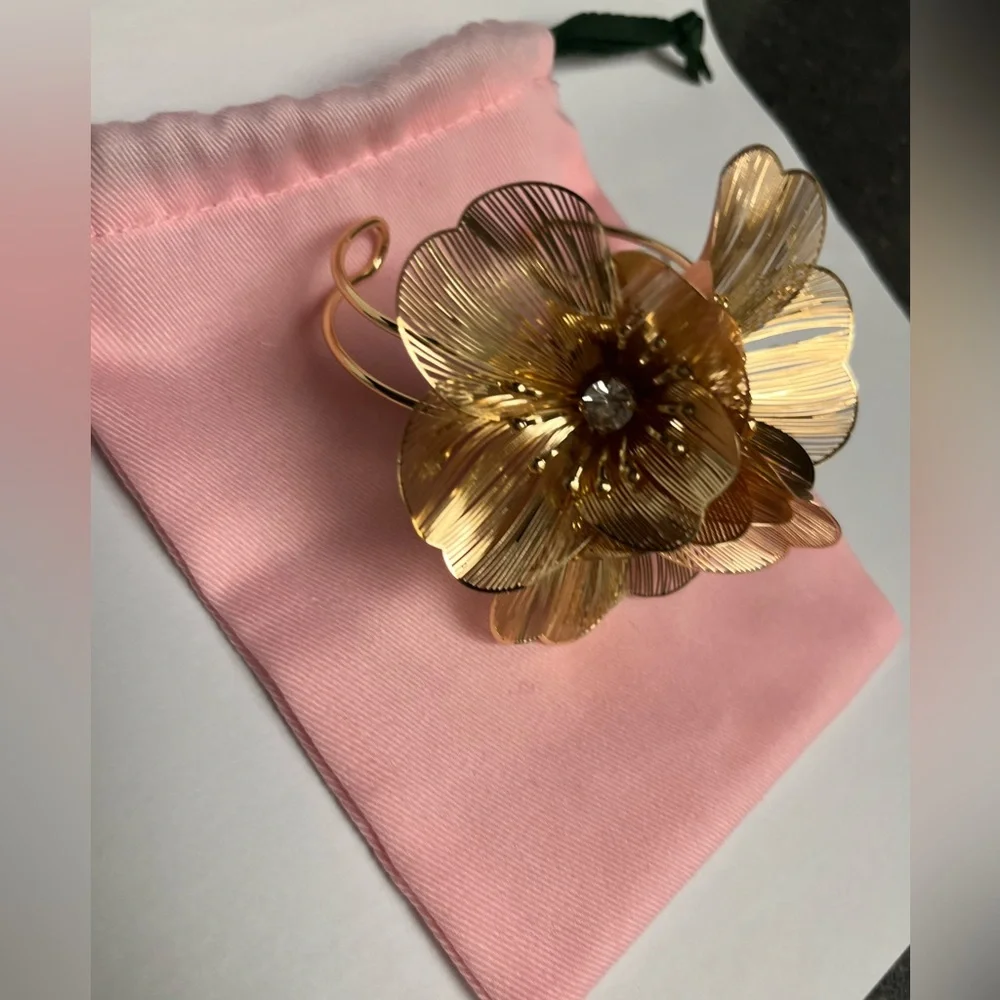 NWT ⚜️👑⚜️ Piper K  Accessories Crystal Flower Filigree Cuff Bracelet - Picture 6 of 11